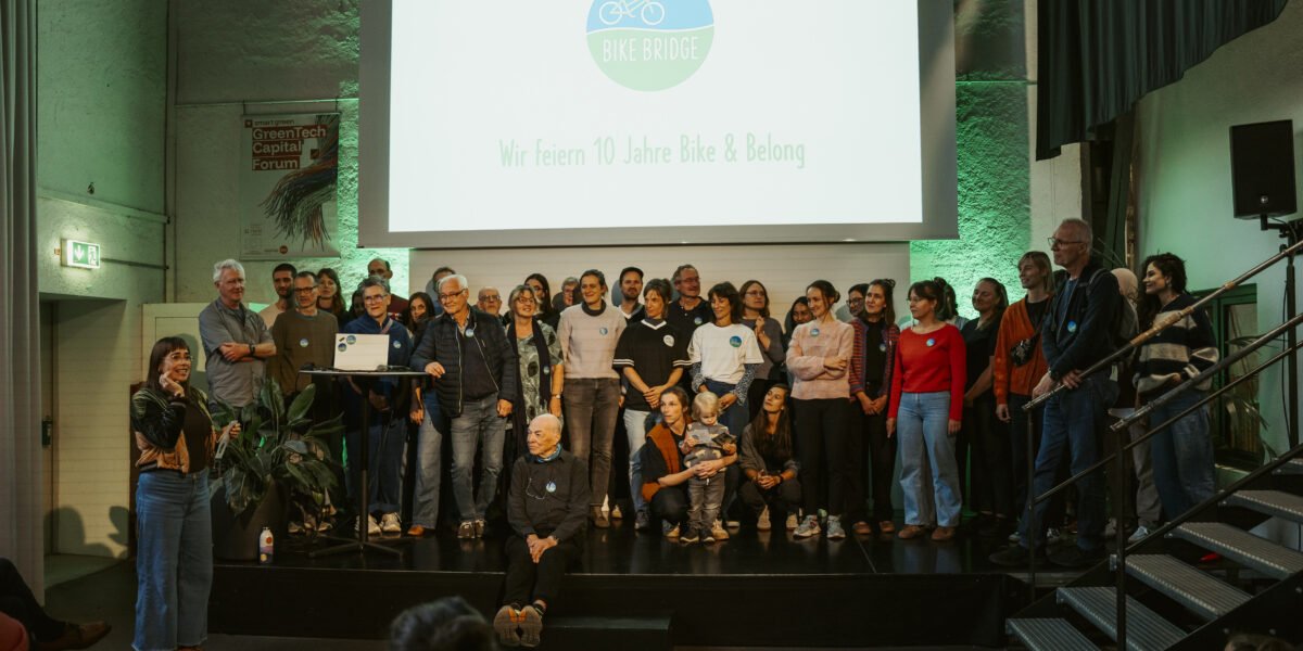 Gruppenfoto Bike Bridge 10 jahre jubiläum in der Lokhalle, Freiburg