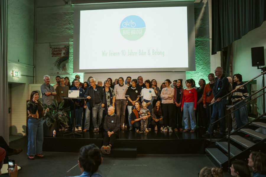 Gruppenfoto Bike Bridge 10 jahre jubiläum in der Lokhalle, Freiburg